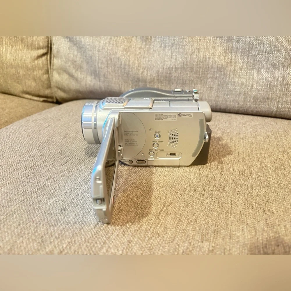NEW: Sony Handycam Camcorder DCR- DVD505 w/ Carry Case, Battery, Charging Cable